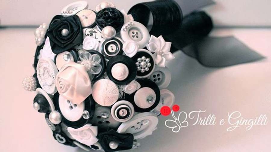 Bouquet di bottoni color bianco e nero