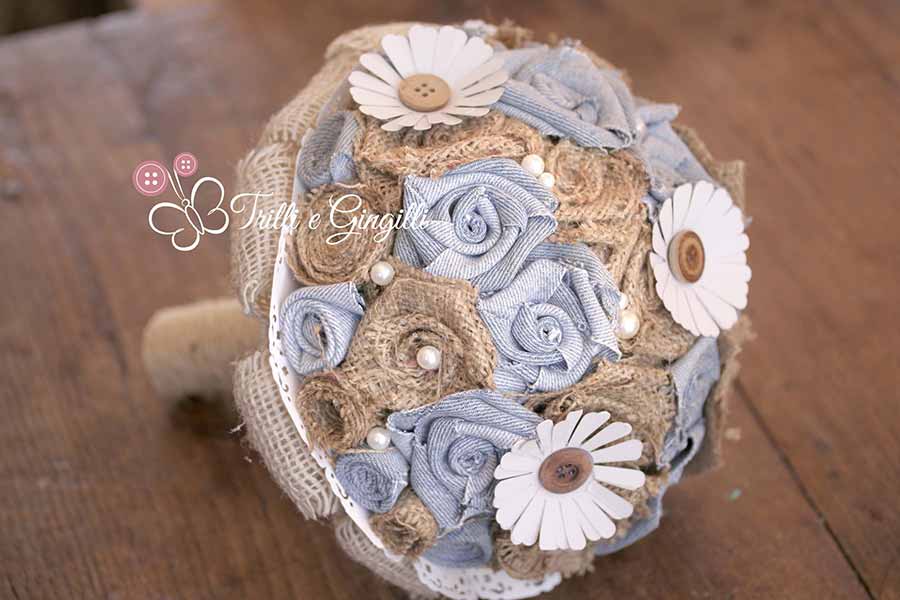 Bouquet country con fiori di jeans e juta