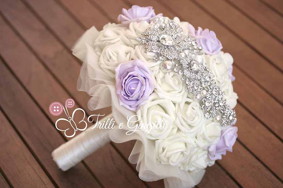 Bouquet gioiello con rose bianche e lilla