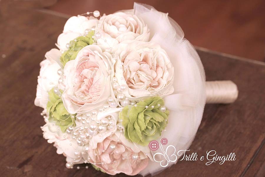 Bouquet gioiello di peonie rosa e verdi con perle