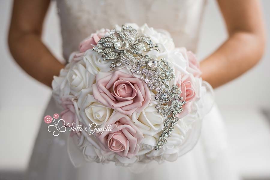bouquet gioiello di rose bianche e rosa