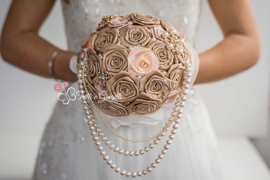 bouquet gioiello di rose di raso e perle