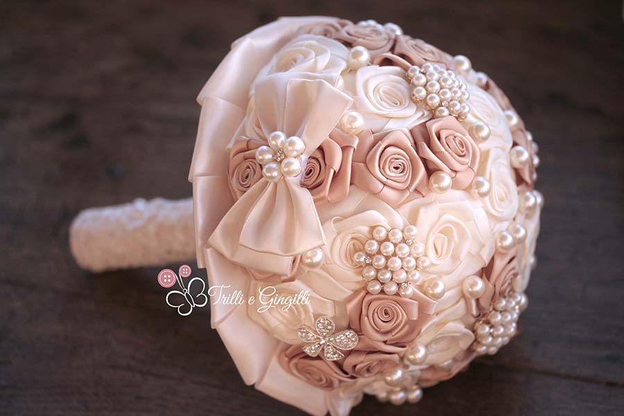 Bouquet gioiello con rose di raso bianche e beige e perle