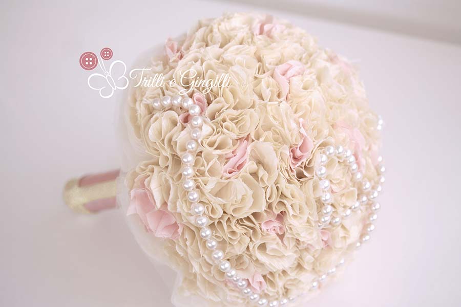 Bouquet di pon pon di stoffa avorio e rosa con perle