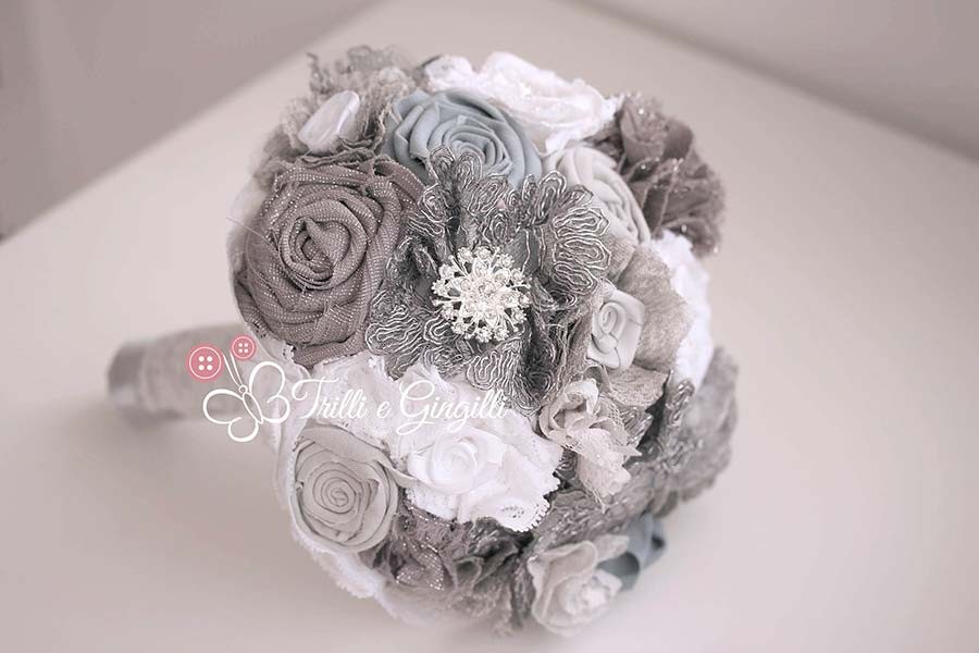 Bouquet con fiori di stoffa grigio e bianco