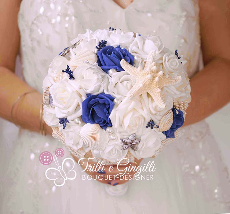 bouquet tema mare conchiglie rose blu bianche