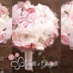 Bouquet boho chic di stoffa e pon pon rosa e bianco