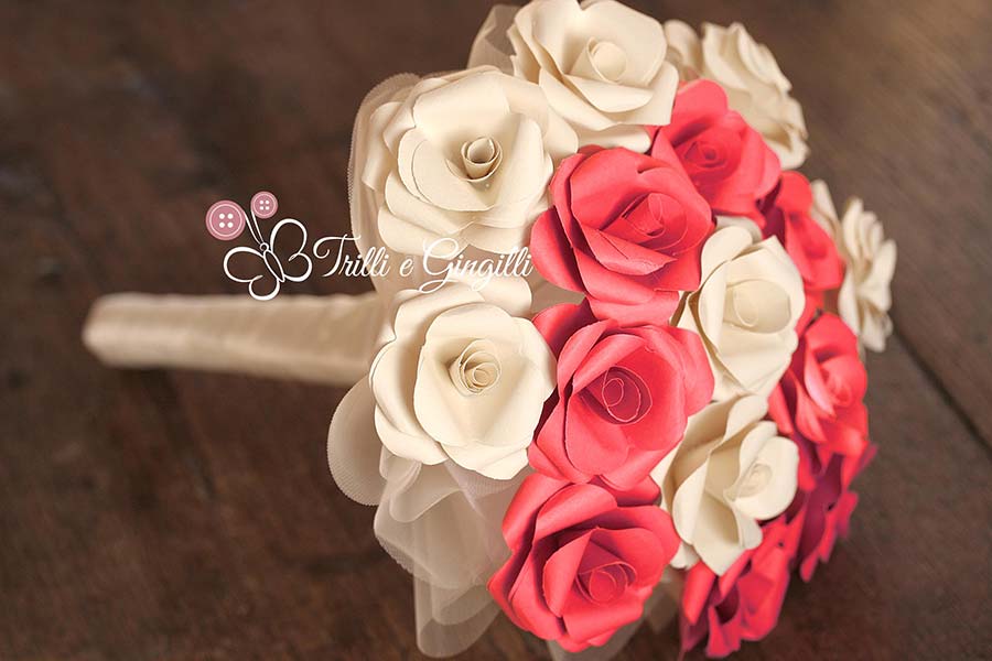 Bouquet di rose rosse e bianche di carta