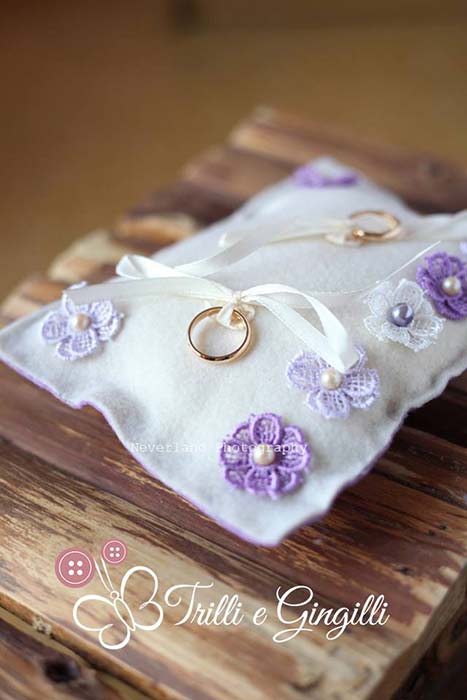 Cuscino portafedi con fiori viola