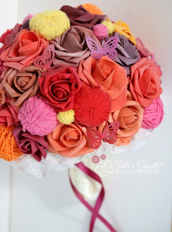 Bouquet di lana con rose colorate e farfalle