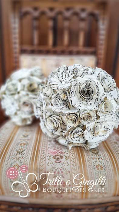 bouquet sposa particolare con rose di carta ricavate da spartiti musicali