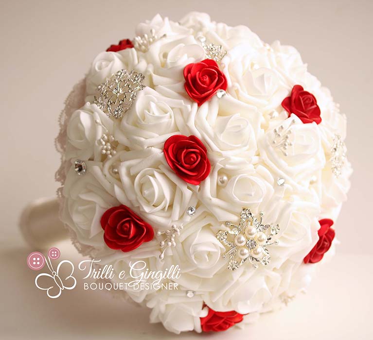 bouquet sposa rose bianche e rosse