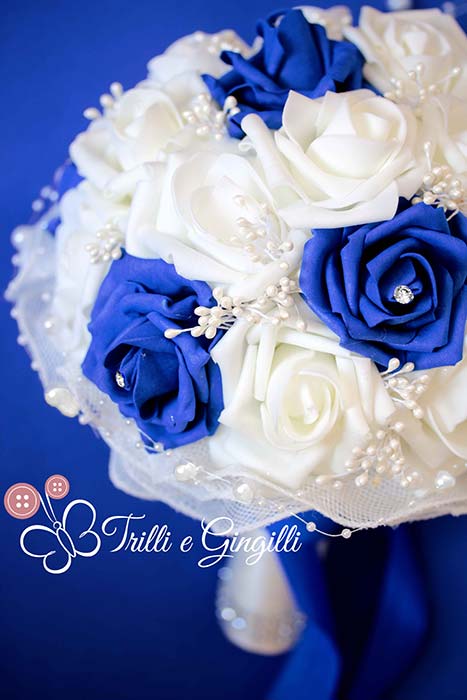 bouquet blu e bianco con rose e perle