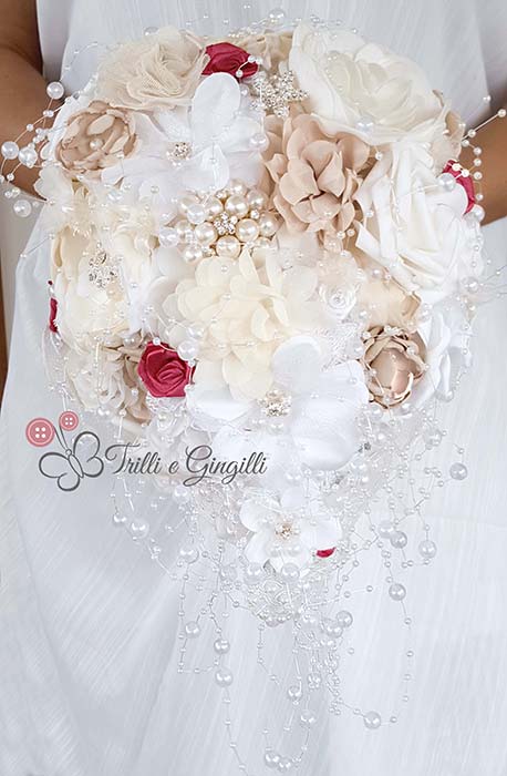 bouquet a cascata con fiori di stoffa e perle