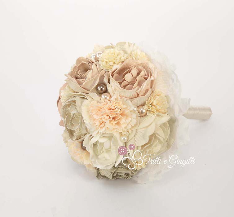 bouquet con perle e peonie e rose