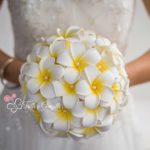 bouquet frangipani bianchi e gialli