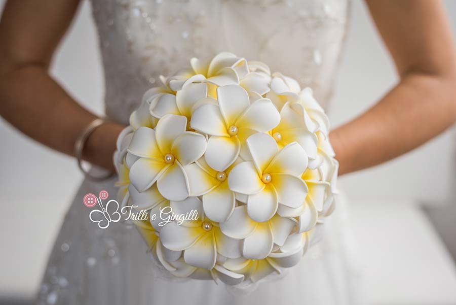 bouquet frangipani bianchi e gialli