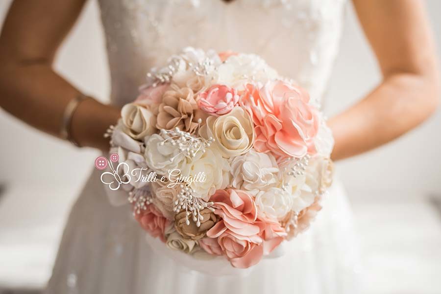Bouquet di stoffa bianco e rosa