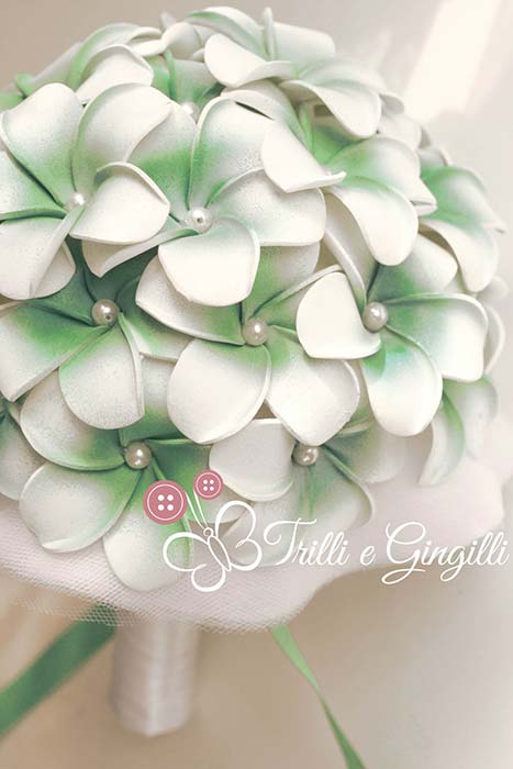 bouquet sposa bianco e verde frangipani