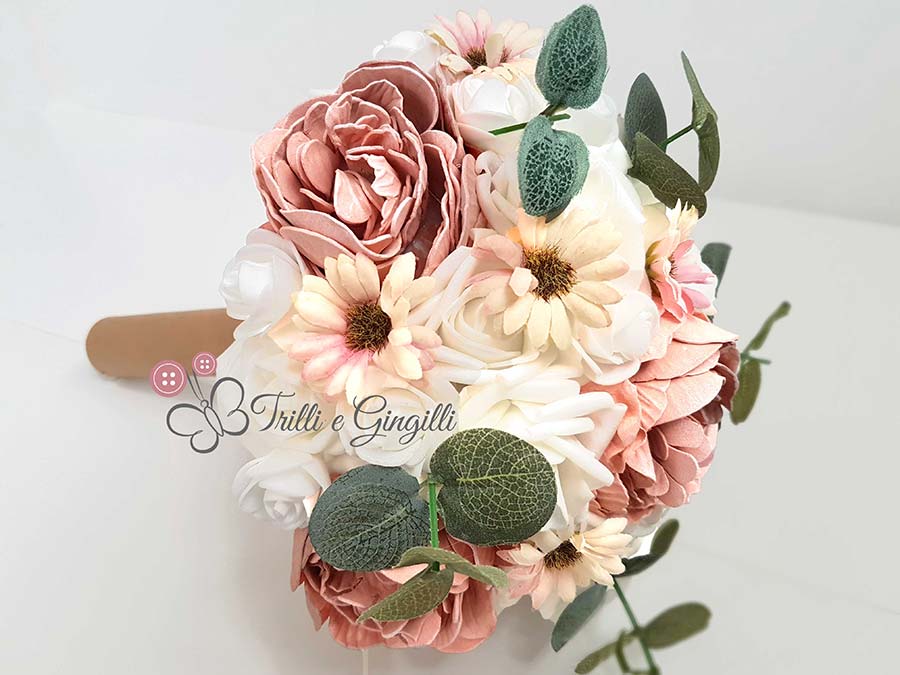 bouquet di margherite e rose e peonie