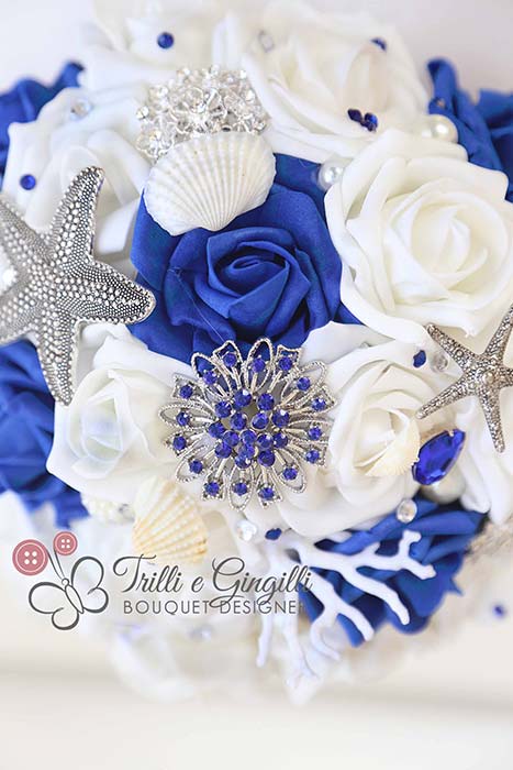 bouquet da sposa con conchiglie bianco e blu