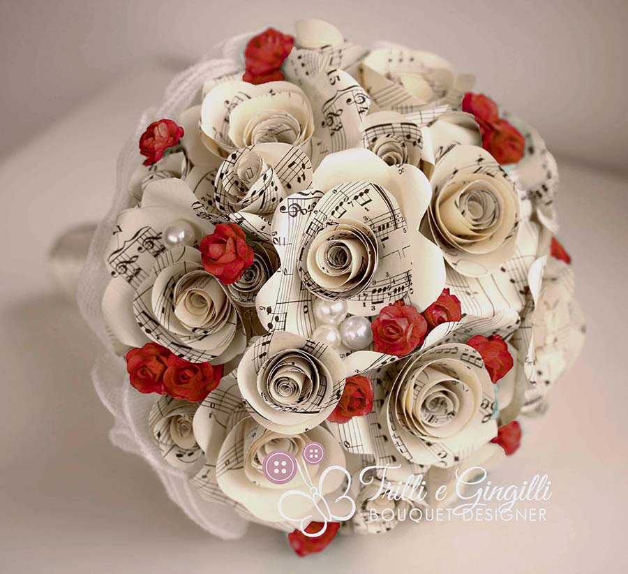 bouquet sposa di carta con rose di carta bianche e rosse a tema natale