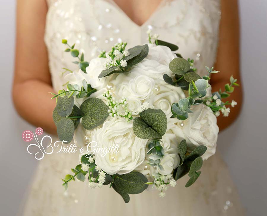 bouquet boho chic di rose e peonie bianco e verde