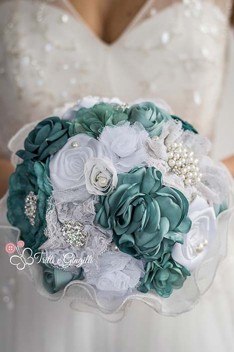 Bouquet sposa con fiori di seta bianchi e blu