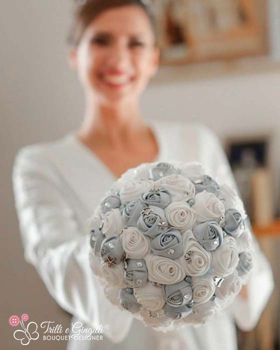 bouquet sposa invernale con rose di tessuto bianche e azzurre