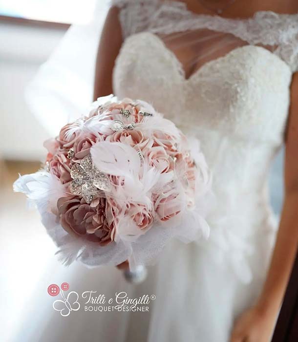 bouquet sposa inverno rosa e bianco con piume