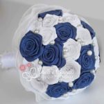 bouquet di rose in raso bianco e blu