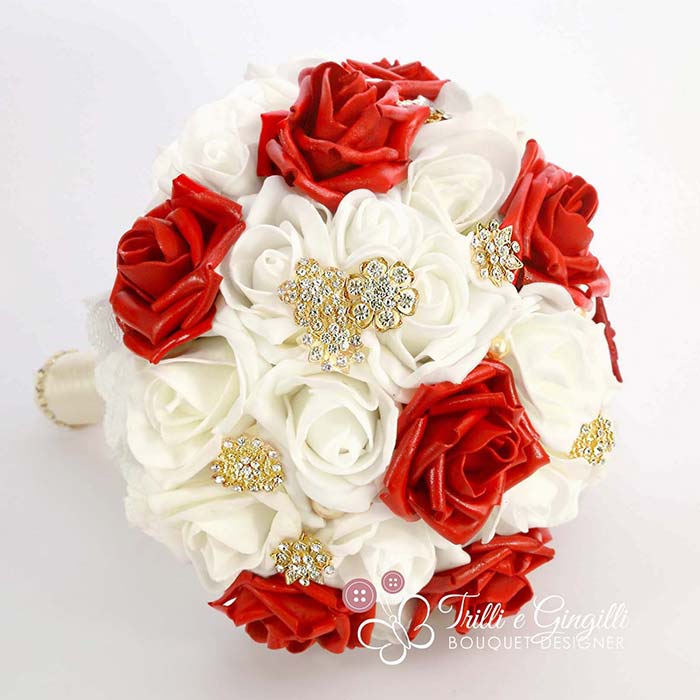 bouquet di rose bianche e rosse con gioielli oro