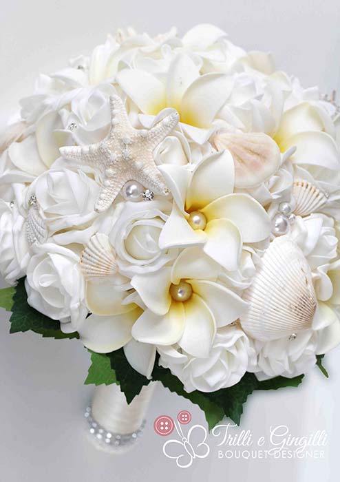 bouquet sposa bianco di rose e frangipani con conchiglie