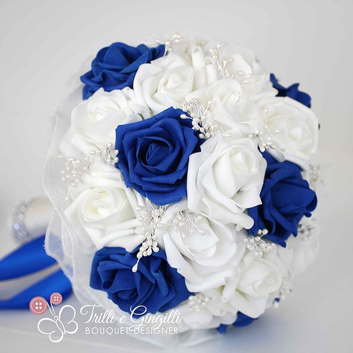 bouquet sposa di rose blu e bianche con perline