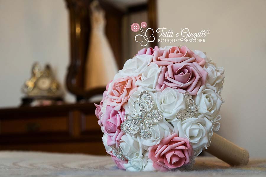 bouquet di farfalle e rose con spille gioiello