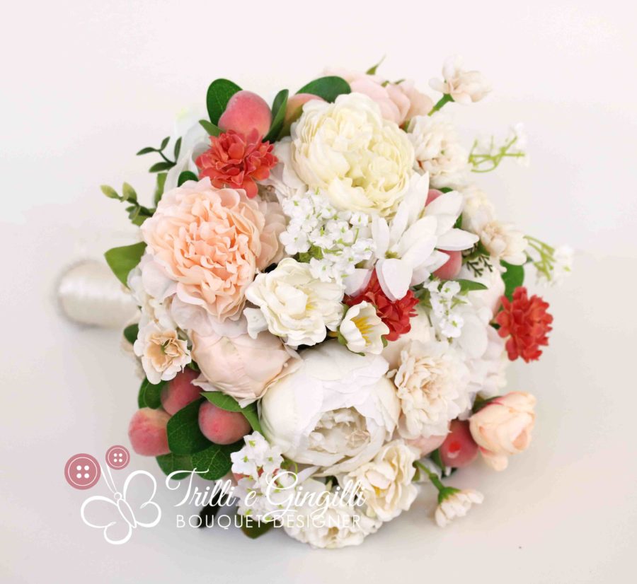 Bouquet di frutta con pesche color pesca