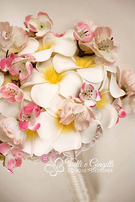 bouquet sposa di frangipani e fiori di ciliegio