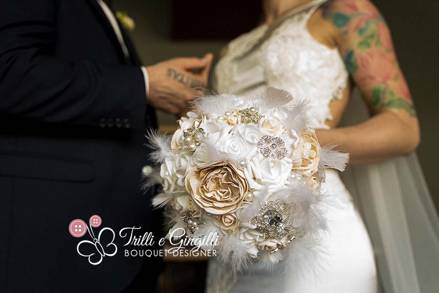 bouquet di peonie e piume