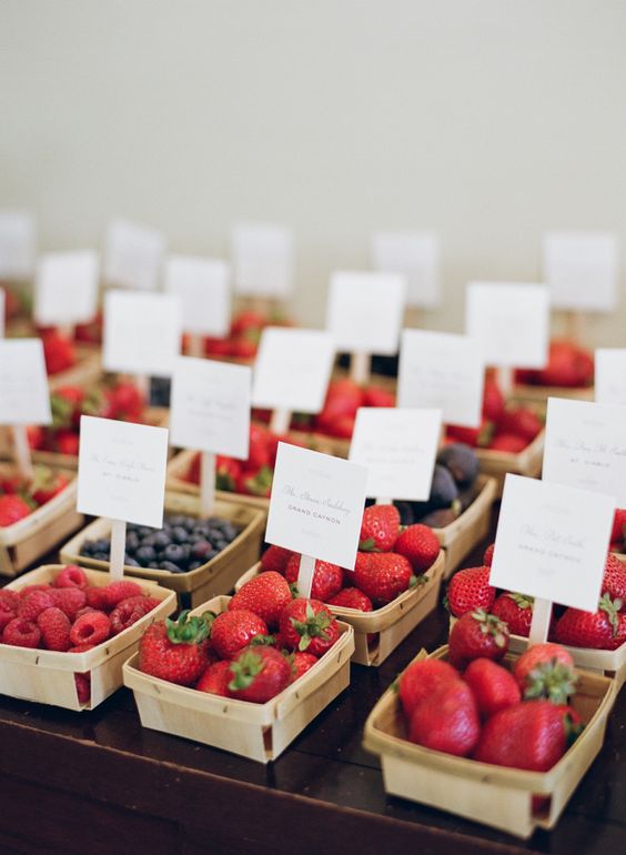 tableau matrimonio a tema frutta con cestini di frutti di bosco