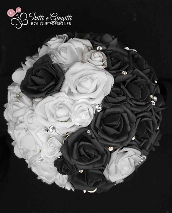 bouquet nero bianco con rose