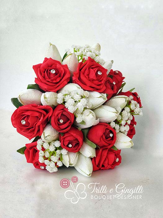 bouquet rose rosse e tulipani bianchi