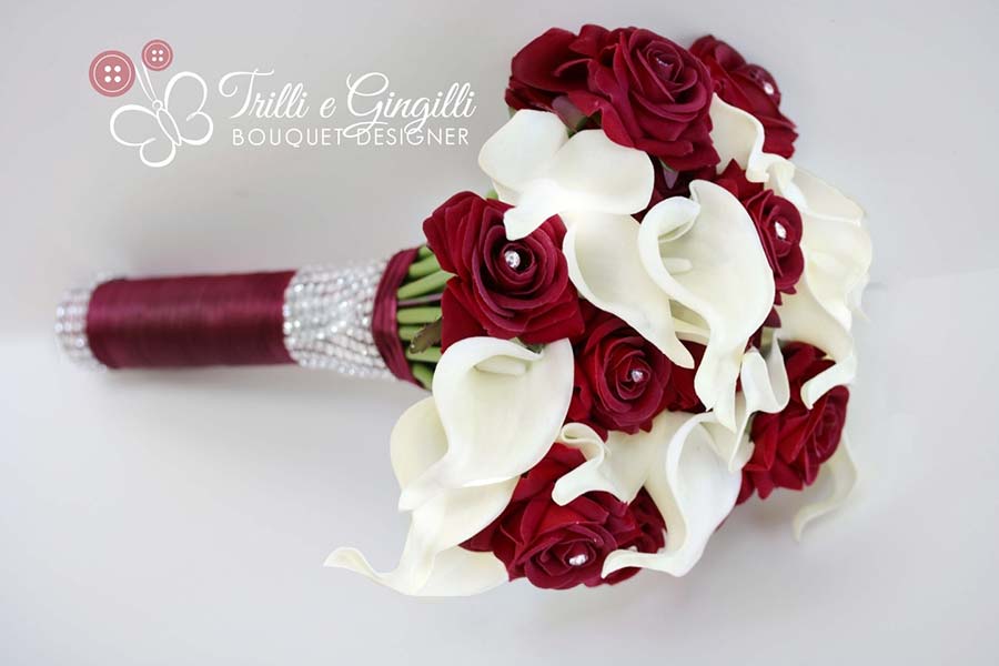 bouquet sposa semplice di calle bianche e rose rosse