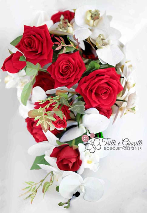 Bouquet a cascata con rose rosse e orchidee bianche