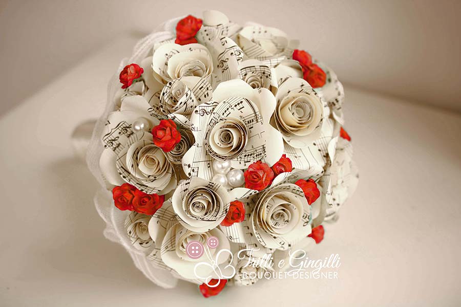 bouquet laurea originale con rose di spartiti musicali