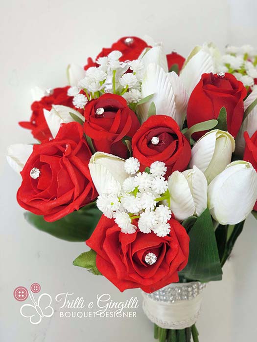 bouquet laurea originale con rose rosse e tulipani bianchi