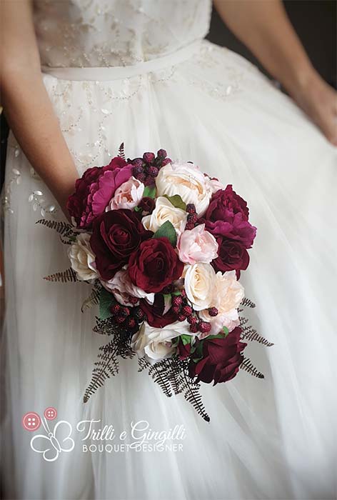 Bouquet a cascata con rose e peonie bordeaux