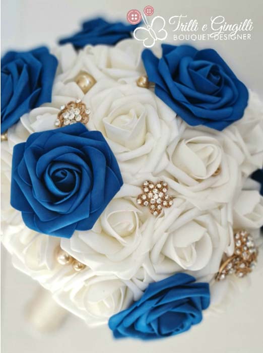 bouquet di rose bianche e blu royal