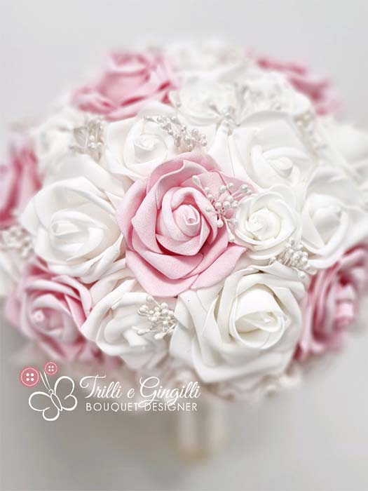 Bouquet di rose bianche e rosa con perline