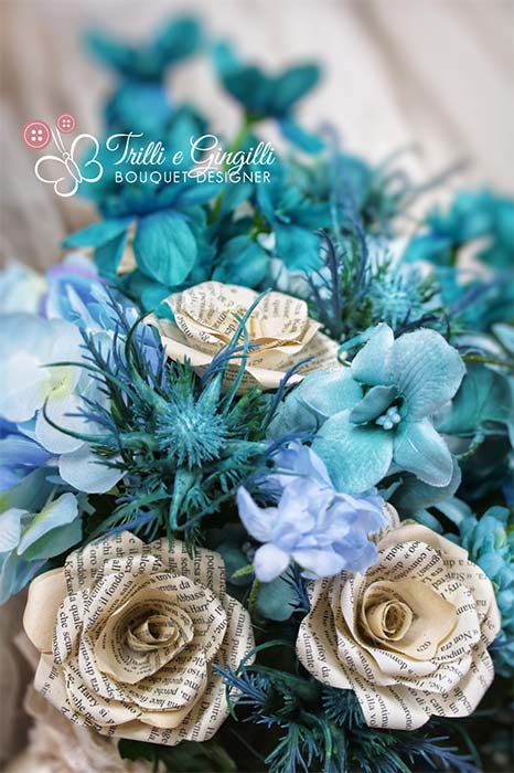 bouquet di fiori blu e rose di carta