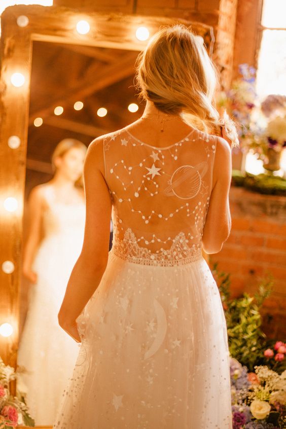 abito da sposa con costellazioni